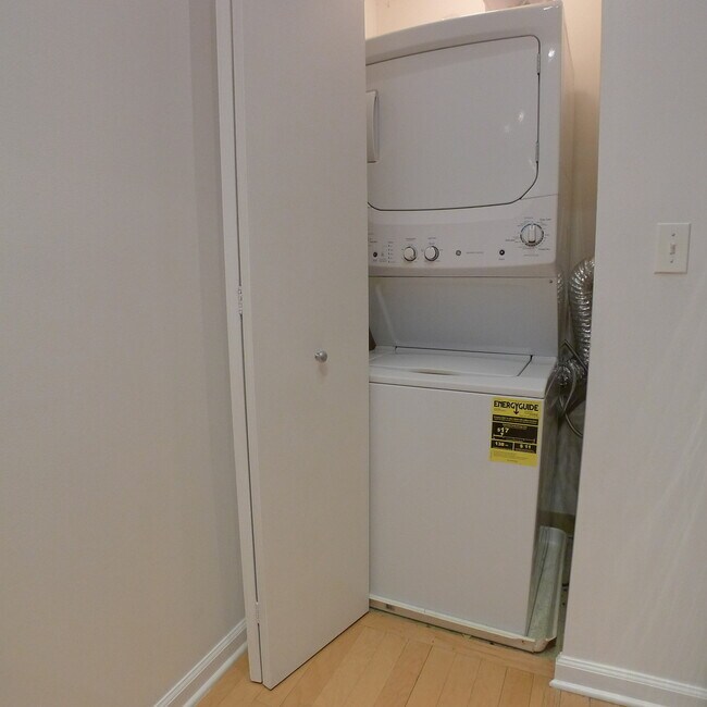 Building Photo - 807 Church St