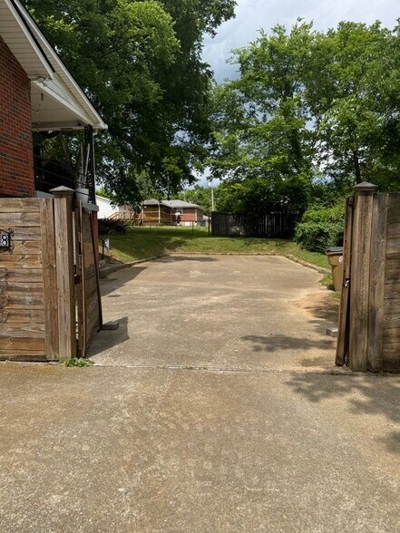 Building Photo - 568 Whispering Hills Dr