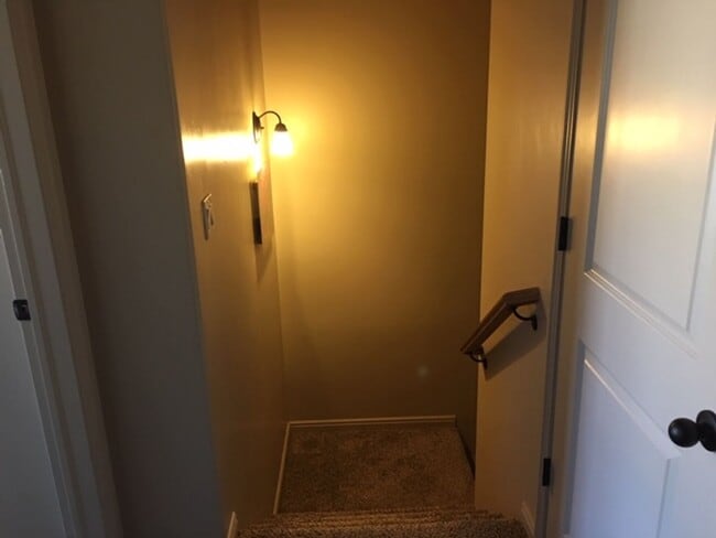 Building Photo - Roomy townhome