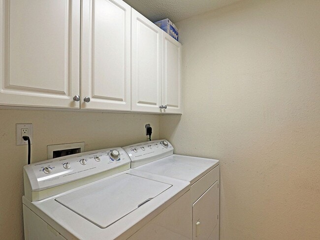 Building Photo - 5264 Cedarbend Dr