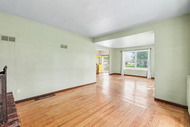 Building Photo - For Rent – 4 Bed 2 Bath Home