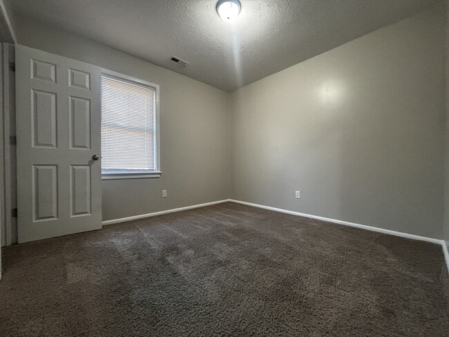 Building Photo - 516 Olivia Ln