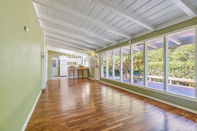 Building Photo - Private Country Setting!