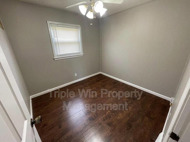 Building Photo - 1105 S Waterford Dr