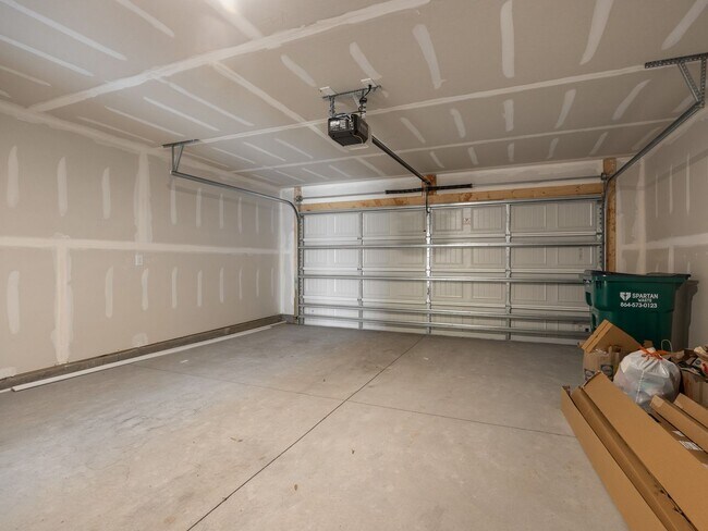 Building Photo - Modern 5BR Home with Quartz Kitchen & Open...