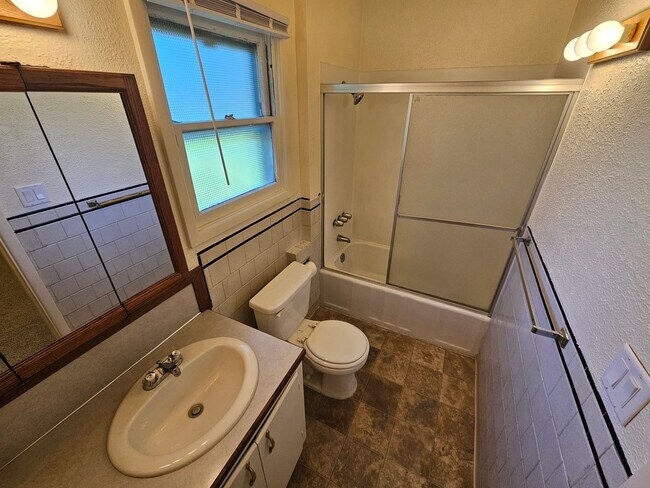 Building Photo - Comfortable 3/Bed-2 Bath Home with a Deck and Fenced Backyard