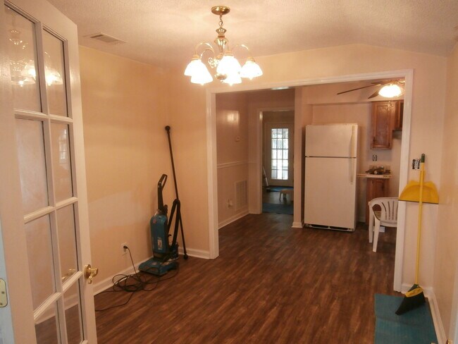 Building Photo - 1115 Hickory Ave