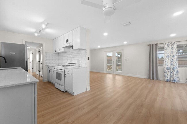 Building Photo - 5720 Parke Ave