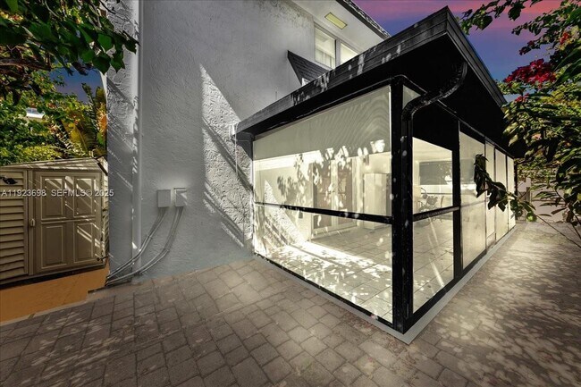 Building Photo - 348 Palm St