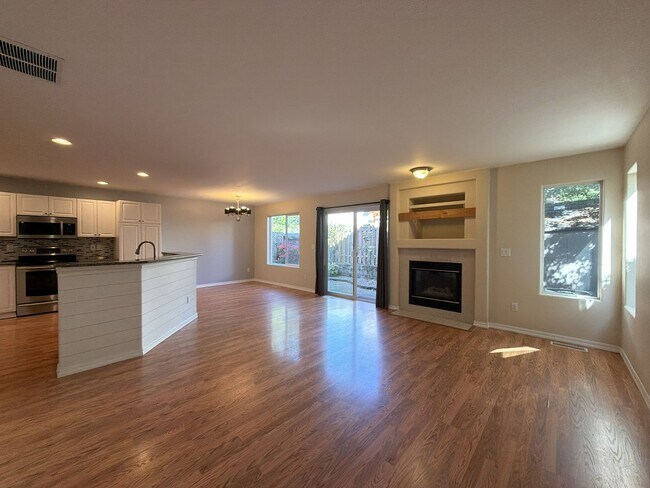 Building Photo - 5042 NE Schoeler Cir