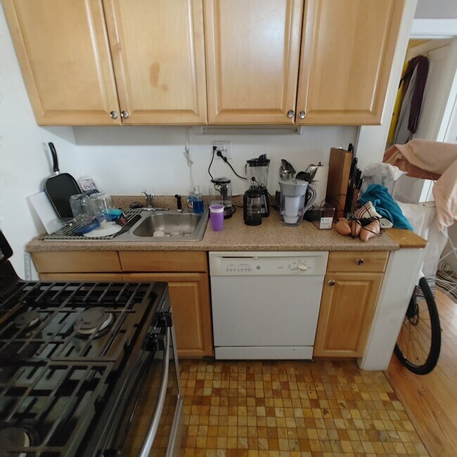 Building Photo - 852 1/2 W Agatite Ave