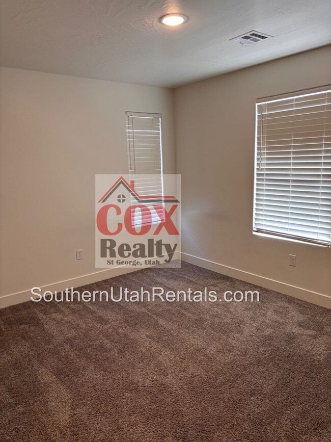 Building Photo - 4 bed / 2.5 bath / 2 car Desert Canyons house