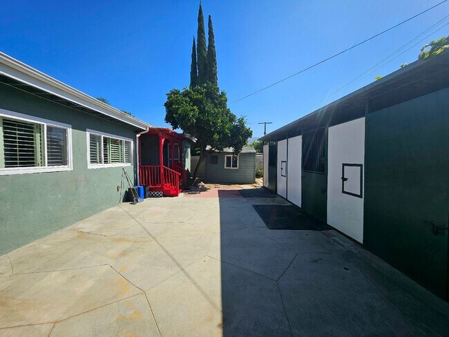Building Photo - **Charming 3-Bedroom Home in Burbank Rancho**