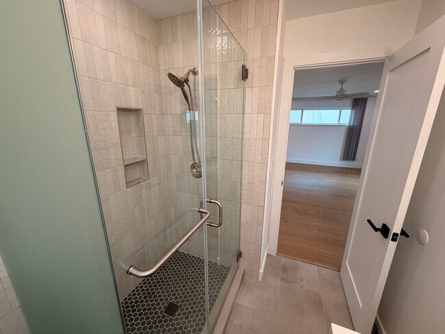 Building Photo - Spacious 4 Bedroom/2Bathroom Home in South San Francisco!