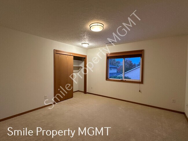 Building Photo - Lovely house with 4 bedrooms, 2 bonus room...