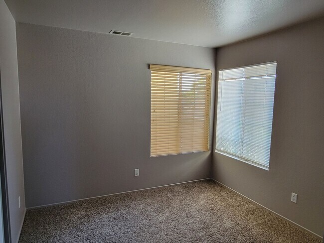 Building Photo - Single story Rosamond Home