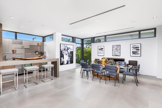 Building Photo - 440 Mola Ave