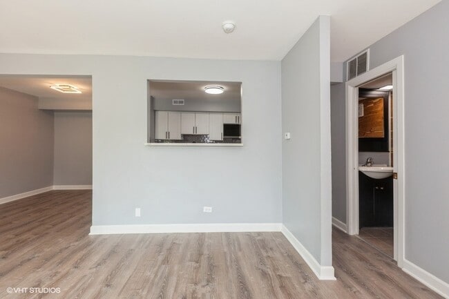 Building Photo - 2242 Country Club Dr