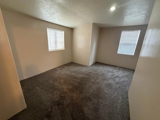 Building Photo - 905 N 2nd St