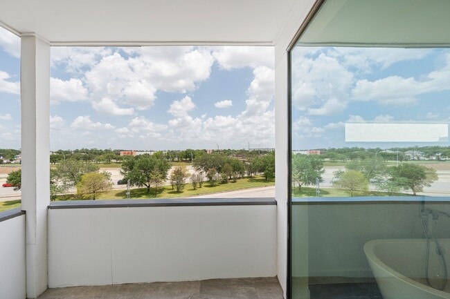 Building Photo - 2239 N MacGregor Way