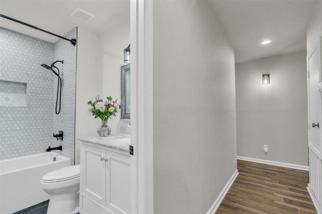Building Photo - 25 Hornbill Ct