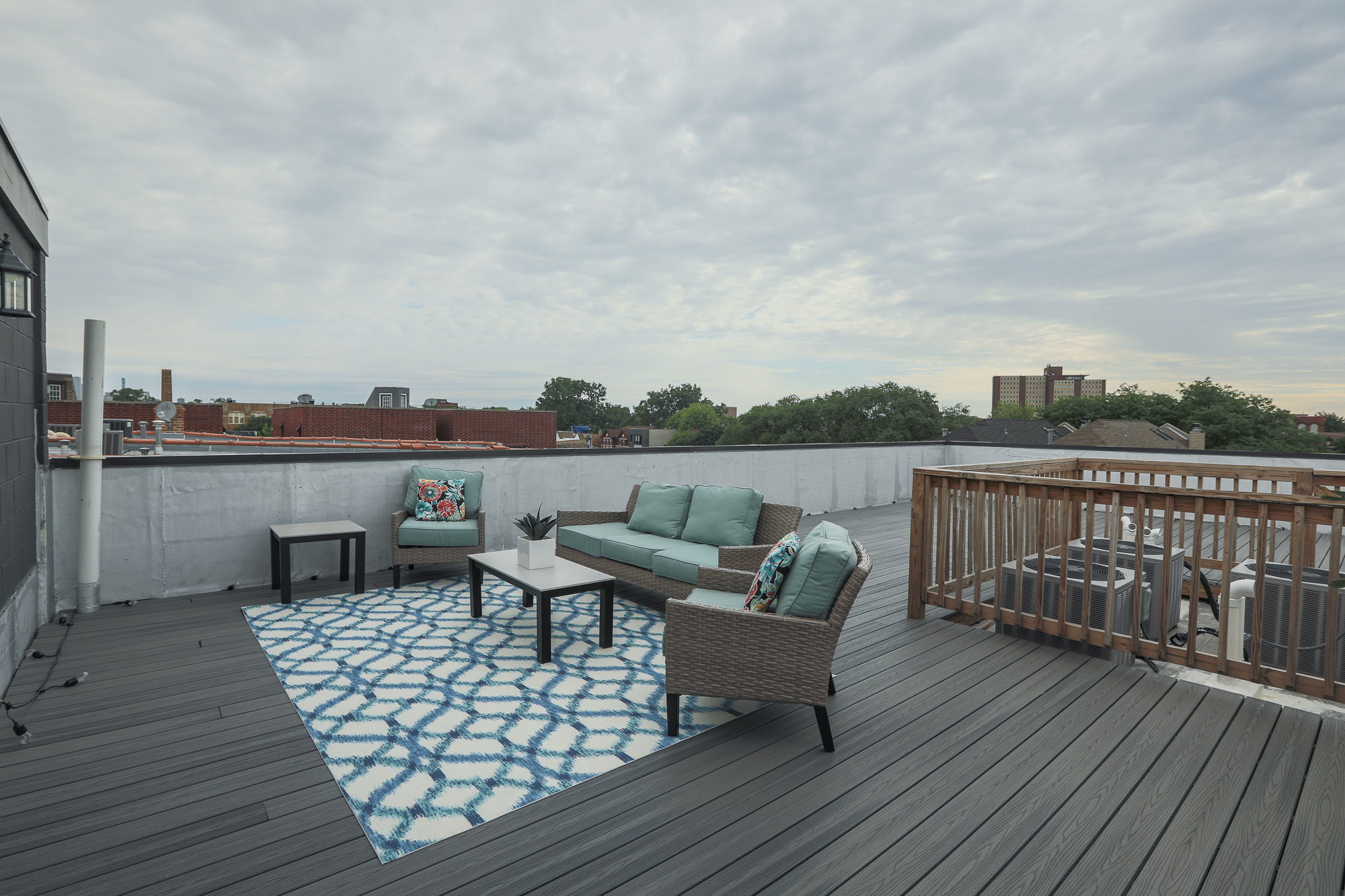 Roof Top Deck - 4317 S Forrestville Ave