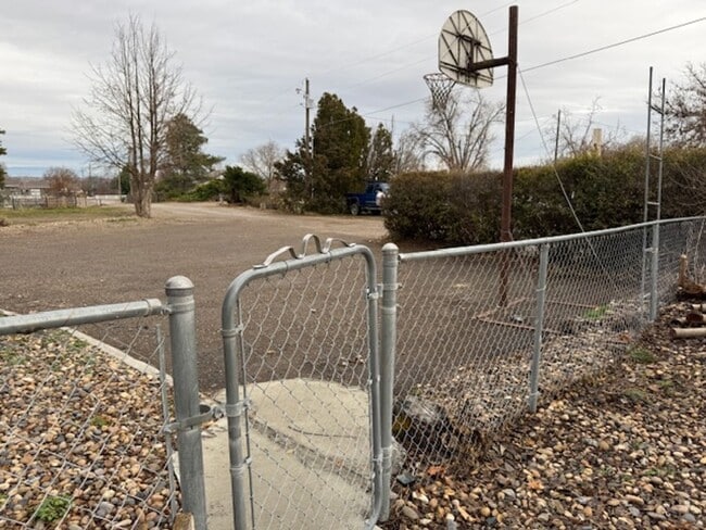 Building Photo - 2405 Sunset Dr