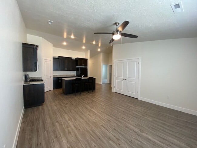 Building Photo - SPACIOUS HOME FOR RENT!