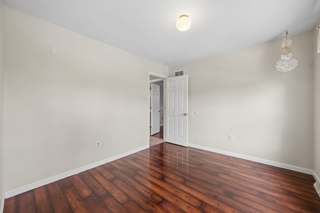 Building Photo - 5562 Sponseller Ct