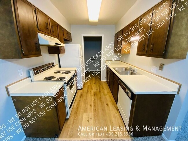 Primary Photo - 971 Park Meadow Dr