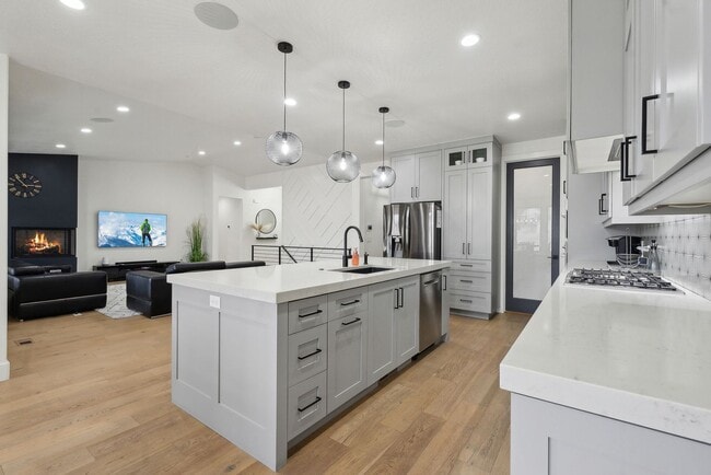 Building Photo - Stunning Single Family Home In Beautiful N...