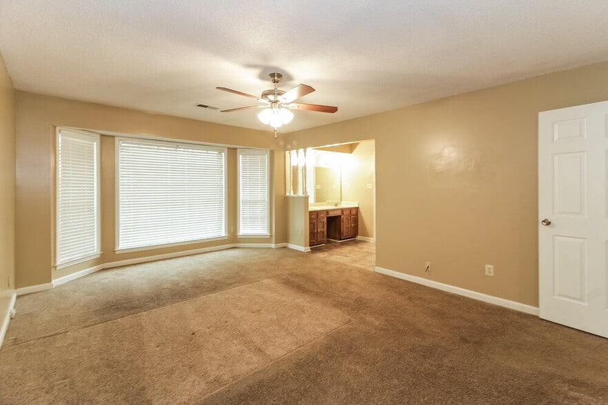 Building Photo - 6708 Henredon Dr