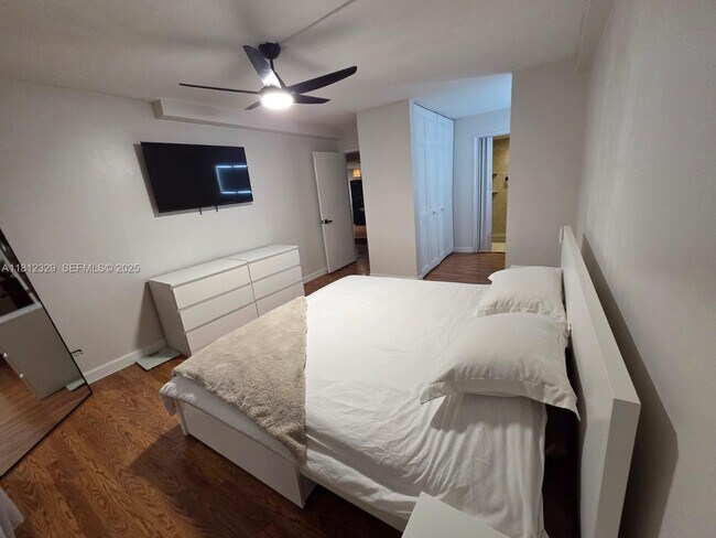 Building Photo - 3750 Inverrary Dr