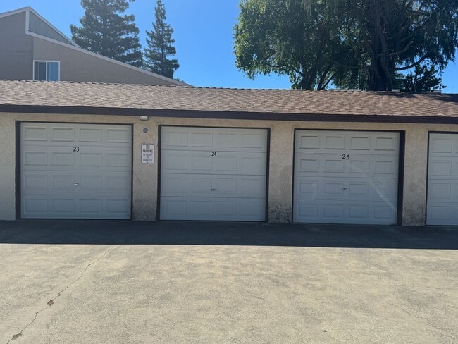 Building Photo - 2 Bedroom, 1 bath condo with washer/dryer, garage, parking, pool