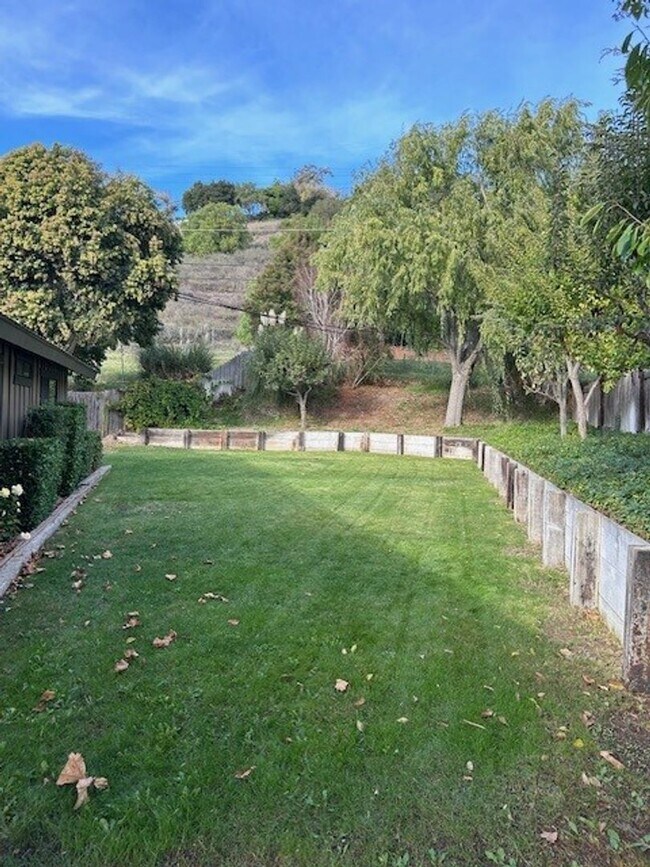 Building Photo - Well-Maintained Home with Great Outdoor Space