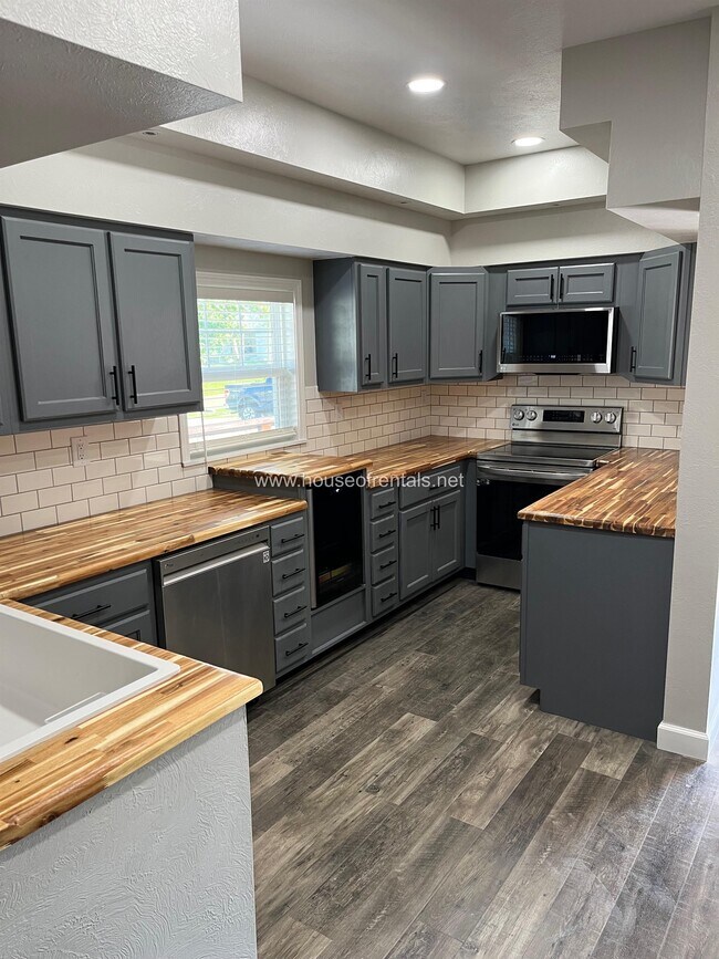 Building Photo - 511 N Maple St