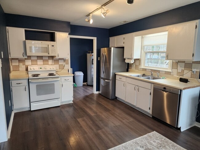 Building Photo - 3 Bedroom 2 Bath Rancher in Midlothian!