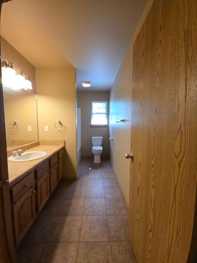Building Photo - 619 Resimont Dr
