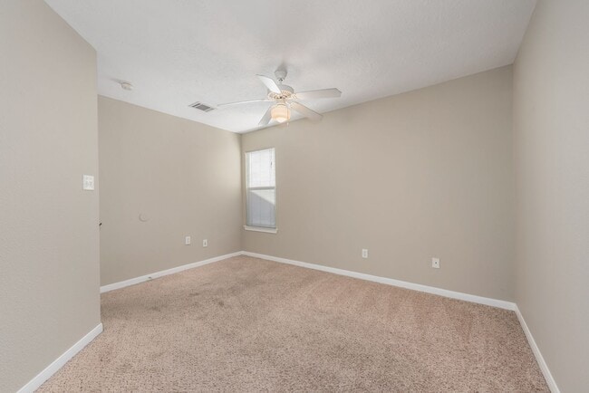 Building Photo - August 2026 Pre-Lease! Fantastic 4 Bed, 3 Bath Near Campus!