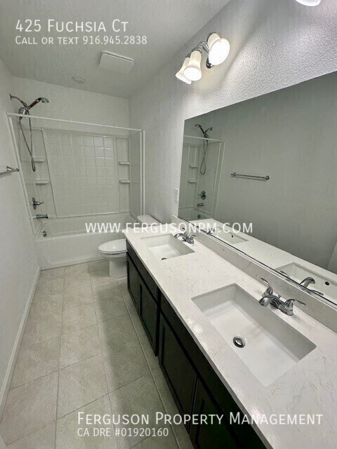 Building Photo - 425 Fuchsia Ct