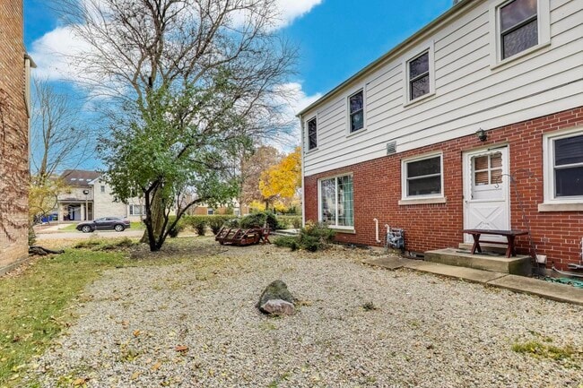 Building Photo - 4350 Bobolink Terrace