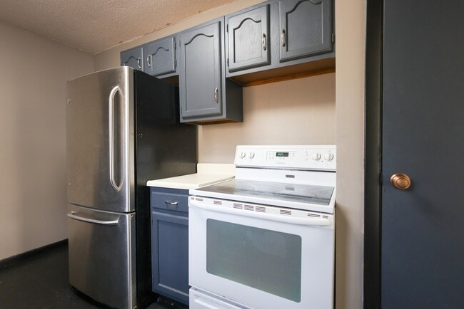 Building Photo - 55 Fairoaks Dr