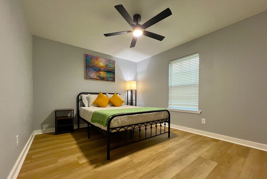 Bedroom 1 ($850) - 320 Applewood Ln