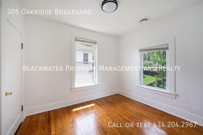 Building Photo - 305 Oakridge Blvd