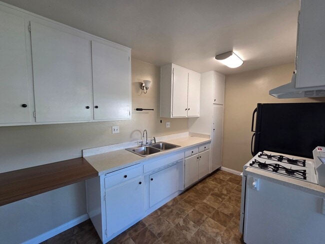 Building Photo - Two bedroom house for rent with garage