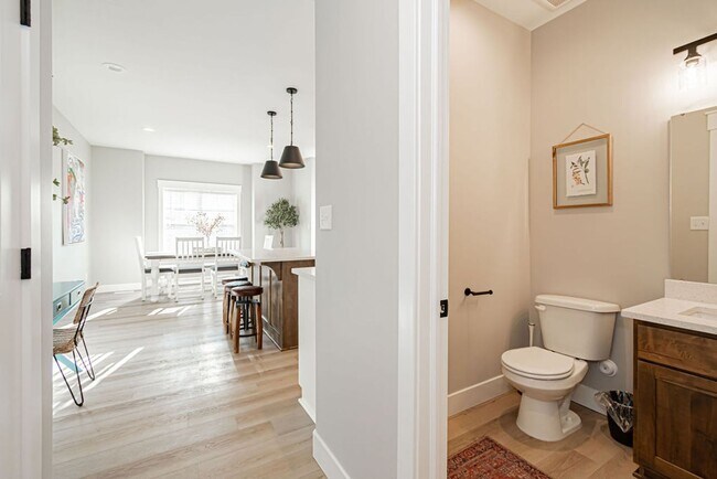Building Photo - Fully Furnished Townhome – Utilities & WiF...