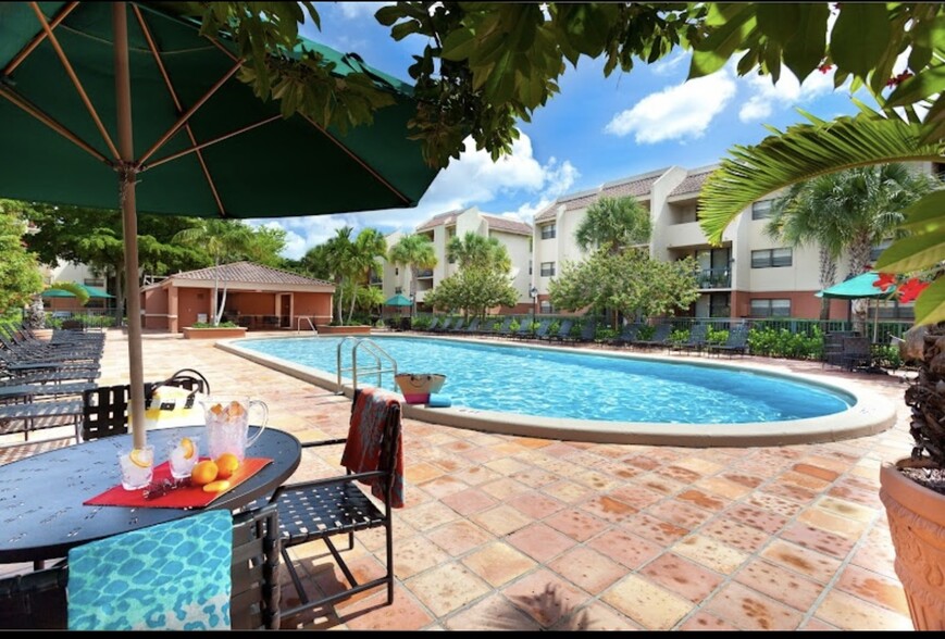Building Photo - 15775 Miami Lakeway N
