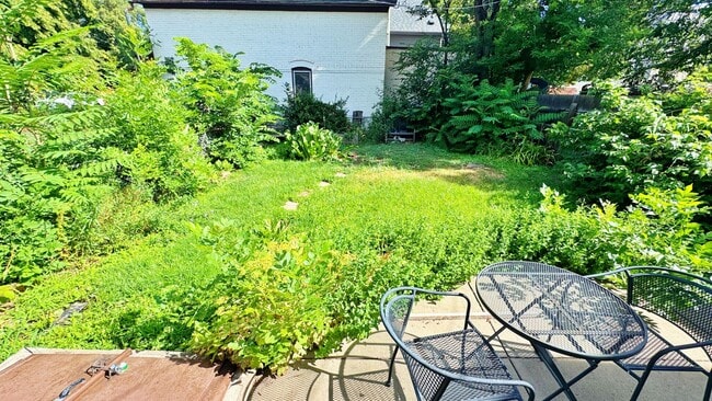 Building Photo - Historic Downtown 4 Bed 1.5 Bath Across fr...