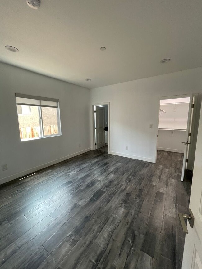 Building Photo - 626 W 76th St
