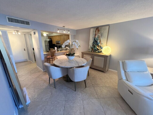 Building Photo - 1 Royal Palm Way